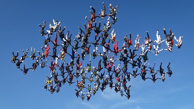 138 skydivers break record