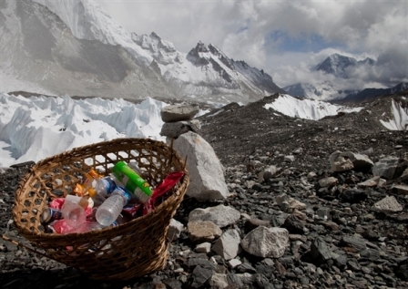 Nepalese craftsmen convert Mt.Everest trash into art