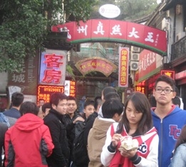 Tour guides face fines if they make clients shop,Tourism Law implemented in China