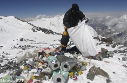 Nepal to force Everest climbers to collect rubbish
