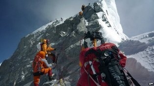 Mt. Everest avalanche kills 14 Nepali guides