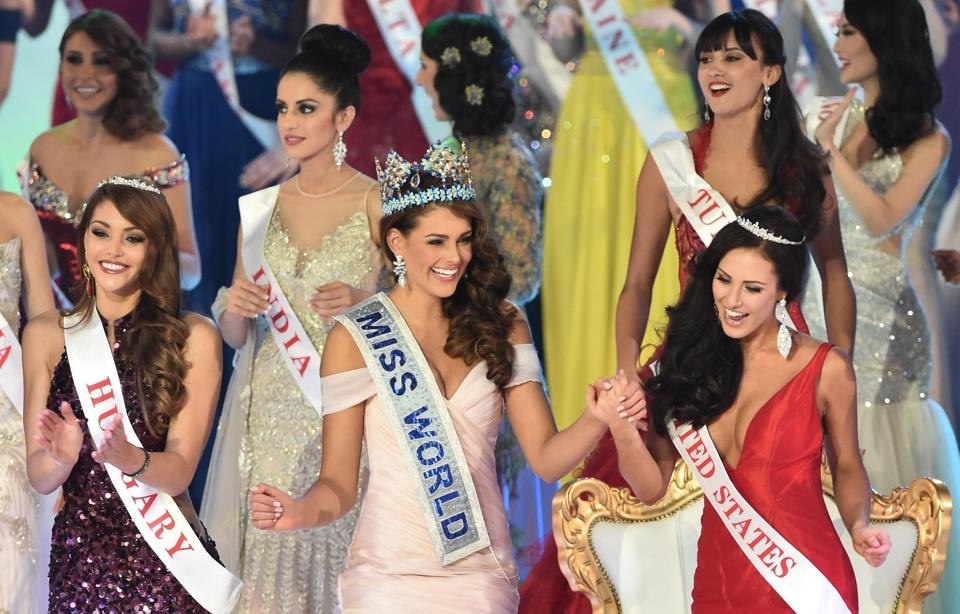 Miss South Africa Rolene Strauss crowned Miss World