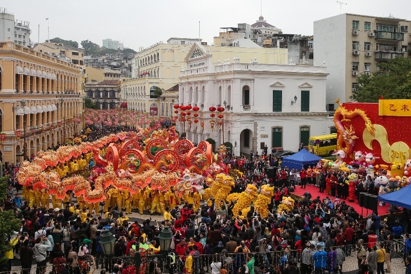 A 238 meter long golden dragon led a parade in Macau