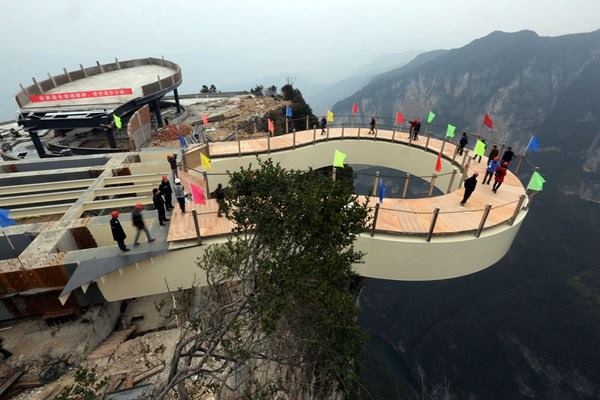 Walk on this 718-meter-high bridge in China