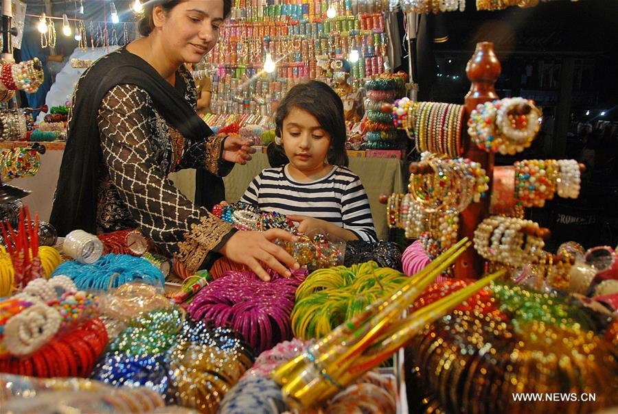Muslims prepare for Eid al-Fitr festival around world