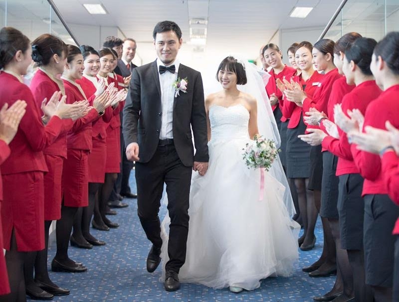 Cathay Dragon hosts ‘Marriage in the Air’ at 35,000 feet