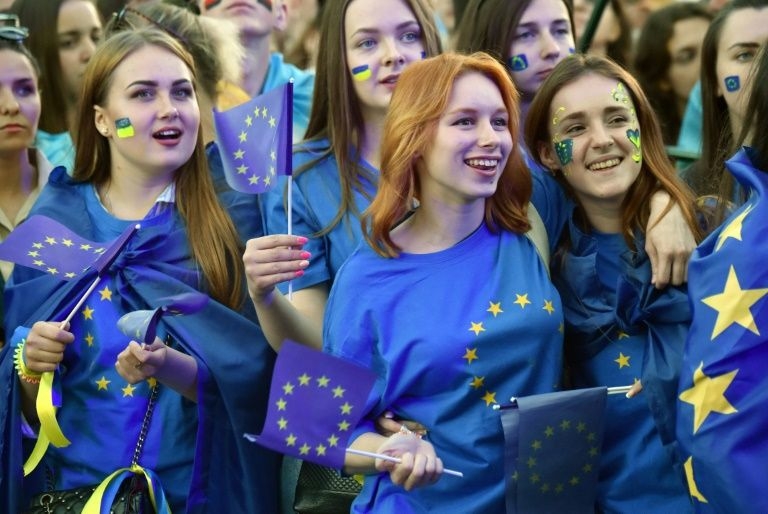Ukrainians cheer on visa-free EU travel
