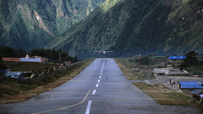 लुक्लाको तेन्जिङ हिलारी विमानस्थलमा कैयन पर्यटक अलपत्र