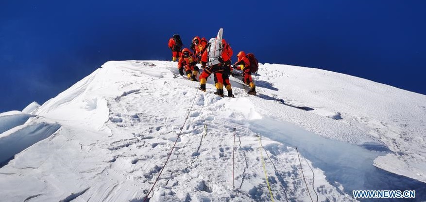 Chinese expedition conducts surveying atop world’s highest peak