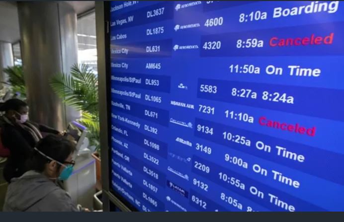 Holiday season,thousands of flights cancelled