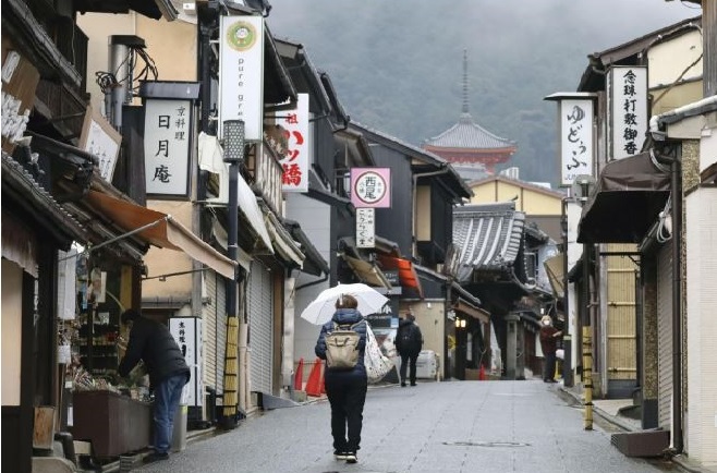 Japan to relax COVID-19 border controls in March , cut quarantine period